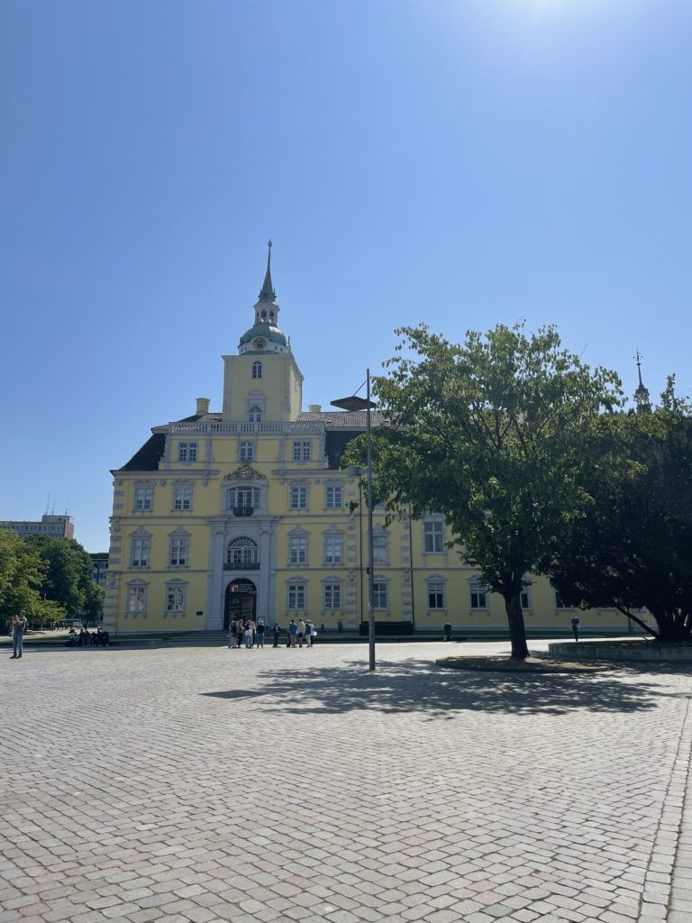 Das Bild zeigt den Oldenburger Schloßplatz mit dem Schloss.